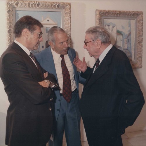 Con su hijo y Angel Macarrón en la sala de Tabacalera, 1989.