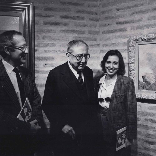 Con sus queridos amigos Rosa Luque y Francisco Solano, en la exposición celebrada en 1990 en la Caja de Ahorros de Córdoba con motivo de su noventa aniversario.