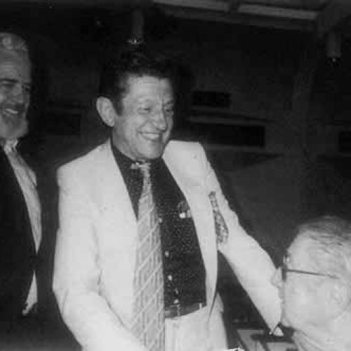 Con José L. del Palacio, R. Flórez y J. Pérez Torres en la Asociación de la Prensa de Madrid el día en que se le concendió el título de Académico Ilustre, en 1992.