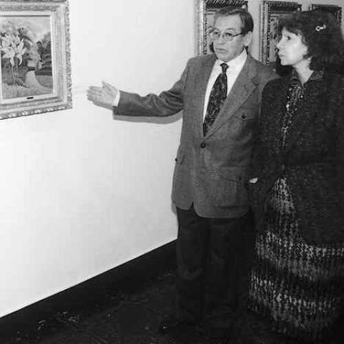 La duquesa de Alba, con el hijo del pintor, visitando la exposición celebrada en el Palacio de la Merced (Córdoba) en 1997.