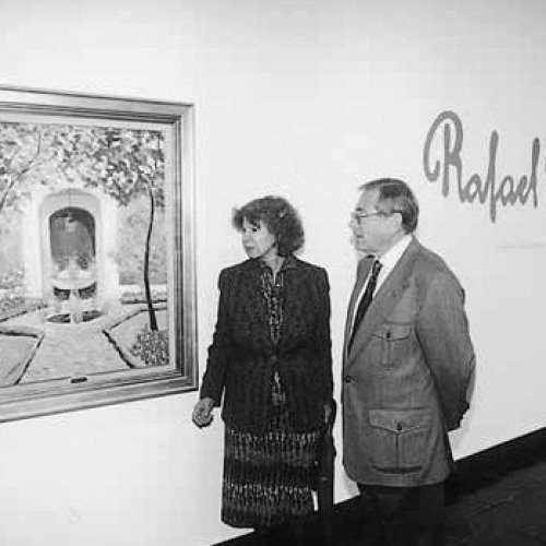 La duquesa de Alba, con el hijo del pintor, ante un cuadro de su colección en la exposición celebrada en el Palacio de la Merced (Córdoba) en 1997.