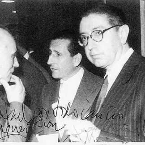 Con Daniel Vázquez Díaz y Juan Antonio Morales en la exposición de José Caballero celebrada en el Ateneo de Madrid en 1958.