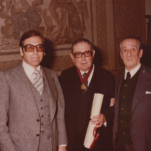 Con Rafael Romero de Torres y su hijo, en el Alcázar de los Reyes Católicos, el día que le impusieron al pintor la Medalla de Oro de la Ciudad y el título de Hijo Predilecto de Córdoba, 1979.