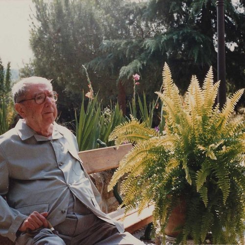 Rafael Botí en su jardín de Torrelodones, 1985.