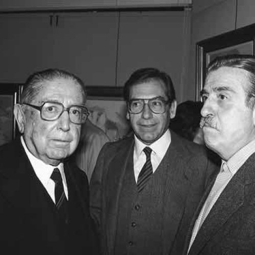 Con su hijo y Antonio Manuel Campoy en la exposición que se celebró en la Galería Ansorena (Madrid), en 1987.